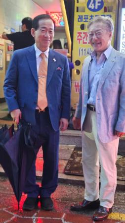 President Choi Jung Hwa meets with Mr Oh Hyeon Deok, past Chairman of Kukkiwon