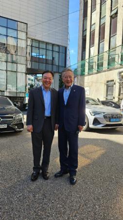 President Choi Jung Hwa in discussion with Chairman of Kombat Taekwondo